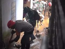 Polres Bogor Bersihkan Sisa Banjir Cisarua, Polwan Tim Trauma Healing Hibur Anak-anak