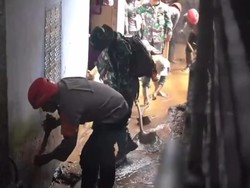 Polres Bogor Bersihkan Sisa Banjir Cisarua, Polwan Tim Trauma Healing Hibur Anak-anak