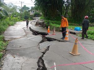 Tanah Bergerak di Babakan Madang Bogor, Jalan Retak-Rumah Rusak Tanah Bergerak di Babakan Madang Bogor, Jalan Retak-Rumah Rusak