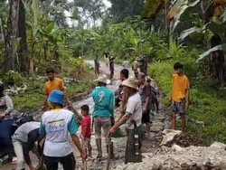 Menanti Janji Politik Hasbi, Warga Lebak Swadaya Perbaiki Jalan Desa