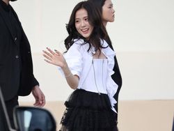 Potret Jisoo BLACKPINK dengan Rok Mini