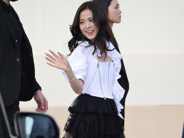 Potret Jisoo BLACKPINK dengan Rok Mini