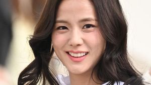 7 Foto Cantiknya Jisoo Blackpink Pakai Rok Mini Dior di Paris Fashion Week