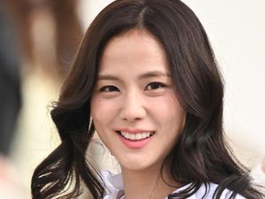 7 Foto Cantiknya Jisoo Blackpink Pakai Rok Mini Dior di Paris Fashion Week 7 Foto Cantiknya Jisoo Blackpink Pakai Rok Mini Dior di Paris Fashion Week