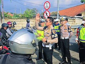 Momen Pemotor Sorak Sorai Dikawal Polisi Masuk Tol gegara Banjir Bekasi Momen Pemotor Sorak Sorai Dikawal Polisi Masuk Tol gegara Banjir Bekasi