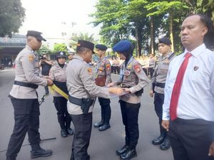 Kapolda Metro Beri Penghargaan 14 Anggota Peraih Medali Kejuaraan Taekwondo