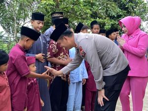 Melihat Momen Haru AKBP Fahrian dan Bhayangkari Bukber Bareng Anak Yatim Piatu Melihat Momen Haru AKBP Fahrian dan Bhayangkari Bukber Bareng Anak Yatim Piatu