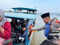 Unik, Kapolresta Naik Kapal Bagi-bagi Takjil di Perairan Cilacap