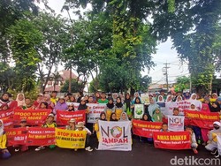 Rampok Kantong Kresek, Cara Komunitas Nol Sampah Kurangi Plastik Sekali Pakai