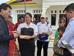 Dapat Santunan, Tangis Istri Sopir Truk Maut di Pelalawan Pecah