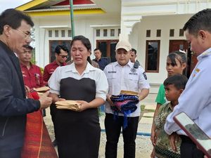 Dapat Santunan, Tangis Istri Sopir Truk Maut di Pelalawan Pecah Dapat Santunan, Tangis Istri Sopir Truk Maut di Pelalawan Pecah