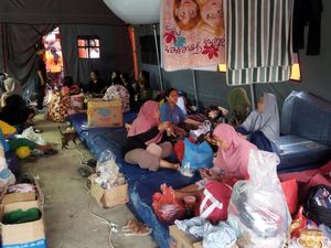 Korban Banjir PGP Bekasi Buka Puasa Secara Khidmat di Tenda-tenda Pengungsi