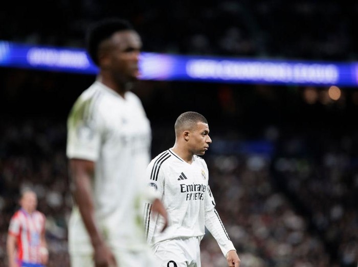 Kylian Mbappe of Real Madrid and Vinicius Jr of Real Madrid participate in the UEFA Champions League 2024/25 Round of 16 First Leg match between Real Madrid and Atletico de Madrid at Santiago Bernabeu Stadium in Madrid, Spain, on March 4. (Photo by Guillermo Martinez)