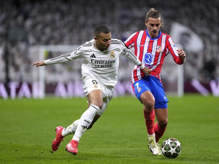 MADRID, SPAIN - MARCH 04: Antoine Griezmann of Atletico de Madrid competes for the ball with Kylian Mbappe of Real Madrid  during the UEFA Champions League 2024/25 UEFA Champions League 2024/25 Round of 16 first leg match between Real Madrid C.F. and Atletico de Madrid at  on March 04, 2025 in Madrid, Spain. (Photo by Image Photo Agency/Getty Images)