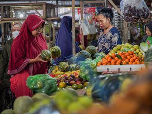Laris Manis Penjualan Buah-buahan Saat Ramadan
