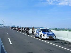 Diskresi Kemanusiaan, Polantas Kawal Ratusan Pemotor Masuk Tol karena Banjir Bekasi Diskresi Kemanusiaan, Polantas Kawal Ratusan Pemotor Masuk Tol karena Banjir Bekasi