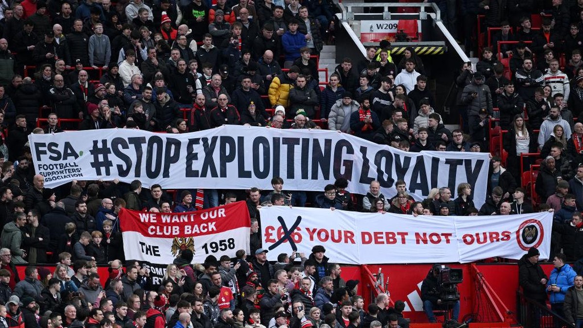 Suporter MU membentangkan banner protes dalam laga melawan Fulham pekan lalu. Foto: Getty Images/Justin Setterfield