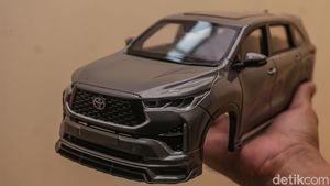 Melihat Pembuatan Miniatur Mobil di Kelapa Gading