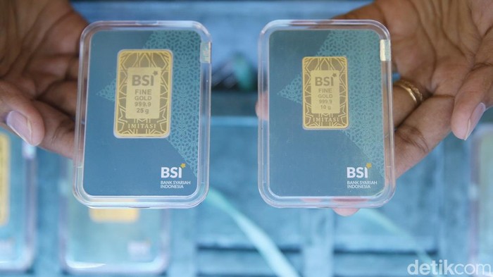 Direktur Utama BSI Hery Gunardi (kiri) didampingi Direktur Sales dan Distribution Anton Sukarna (tengah) melakukan transaksi pembelian emas melalui BSI ATM Emas Syariah di Gedung BSI, Jakarta, Rabu (5/3/2025). Bank Emas menjadi new game changer bagi 