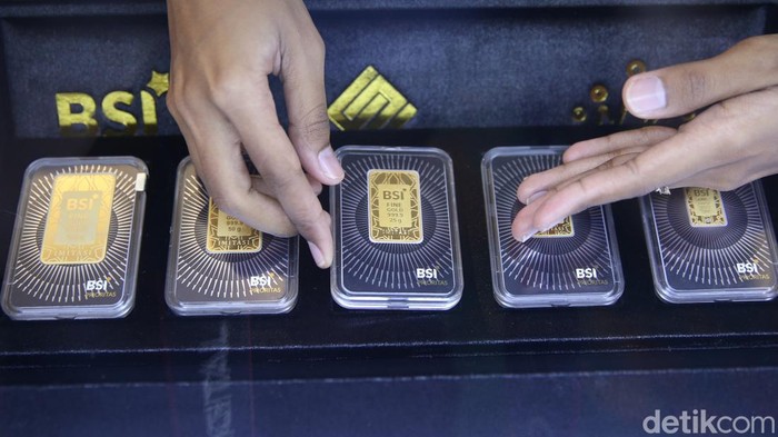 Direktur Utama BSI Hery Gunardi (kiri) didampingi Direktur Sales dan Distribution Anton Sukarna (tengah) melakukan transaksi pembelian emas melalui BSI ATM Emas Syariah di Gedung BSI, Jakarta, Rabu (5/3/2025). Bank Emas menjadi new game changer bagi 