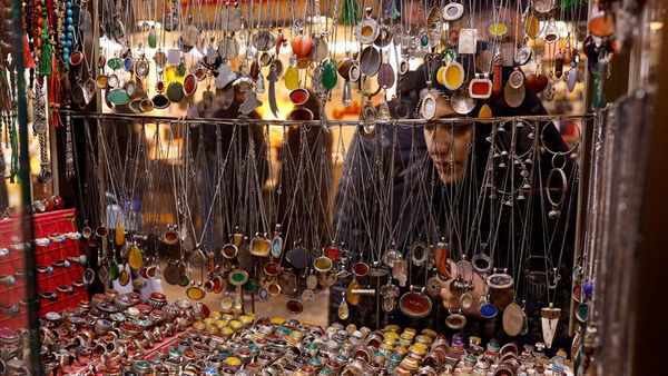 Mengintip Pembuatan Suvenir Batu Najaf yang Diminati Saat Ramadan