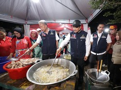 Momen Mensos & Wamensos Siapkan Makan Sahur untuk Korban Banjir di Bekasi