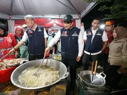Mensos Ikut Siapkan Makan Sahur Korban Banjir Bekasi