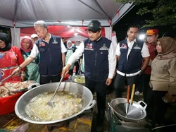 Mensos Ikut Siapkan Makan Sahur Korban Banjir Bekasi