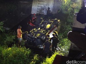 Mobil Paket Terjun ke Dam Sungai Gendol Sleman, 2 Orang Dilarikan ke RS Mobil Paket Terjun ke Dam Sungai Gendol Sleman, 2 Orang Dilarikan ke RS