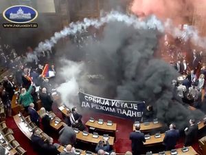 Parah! Anggota Parlemen Serbia Lempar Granat Asap di Ruang Sidang Parah! Anggota Parlemen Serbia Lempar Granat Asap di Ruang Sidang
