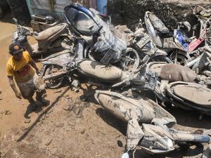 Video: Tumpukan Motor Penuh Lumpur Korban Banjir di Jatiasih Bekasi