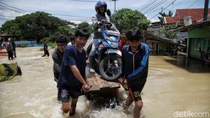 Ojek Gerobak Laris Manis di Tengah Banjir Jalan Gabus Raya Bekasi