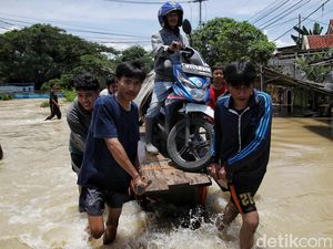 Ojek Gerobak Laris Manis di Tengah Banjir Jalan Gabus Raya Bekasi