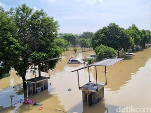 Mal Mega Bekasi Masih Banjir, Mobil-Motor Terendam di Parkiran Mal Mega Bekasi Masih Banjir, Mobil-Motor Terendam di Parkiran