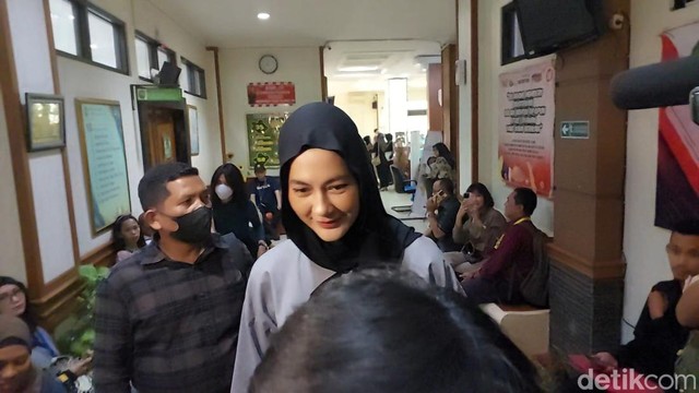Highlight Dunia Hiburan InsertLive : Paula Verhoeven Dinyatakan Terbukti Selingkuh, Tya Ariestya: Bertubi-tubi Ujiannya