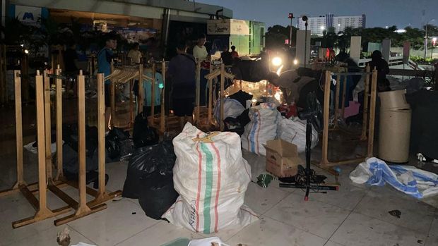 Pedagang Mega Mall Bekasi memilah barang dagangan mereka yang berhasil diselamatkan.