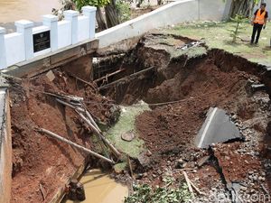 Video: Cerita Warga, Detik-detik Jalan di Kemang Pratama Amblas Diterjang Banjir