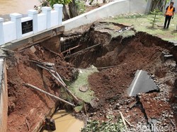Video: Cerita Warga, Detik-detik Jalan di Kemang Pratama Amblas Diterjang Banjir