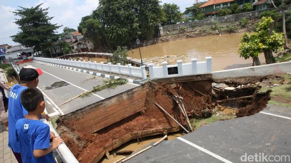 Penampakan Ujung Jembatan Kemang Pratama Amblas Diterjang Banjir Bekasi