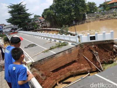 Penampakan Ujung Jembatan Kemang Pratama Amblas Diterjang Banjir Bekasi