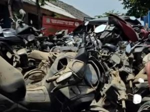 Penampakan Tumpukan Motor Berlumpur Sisa Banjir Parah di PGP Bekasi