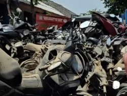 Penampakan Tumpukan Motor Berlumpur Sisa Banjir Parah di PGP Bekasi