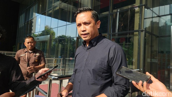 Pengacara Hasto, Ronny Talapessy, di gedung KPK, Jakarta, Rabu (5/3/2025). (Adrial Akbar/detikcom)