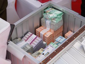 Siasat Sopir Kelabui Pengawal Saat Larikan Mobil Isi Rp 10 M dari Bank di Solo Siasat Sopir Kelabui Pengawal Saat Larikan Mobil Isi Rp 10 M dari Bank di Solo