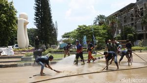Petugas Damkar-Warga di Bekasi Gotong Royong Bersihkan Jalan dari Lumpur
