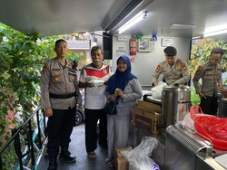 Polda Metro Dirikan Dapur Umum Bantu Korban Banjir di Bekasi