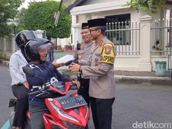 Polisi di Trenggalek Bagi-bagi Takjil ke Warga dan Pengguna Jalan