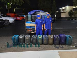 Angkut 80 Jeriken BBM Ilegal ke Banyumas, 2 Pria Cilacap Ditangkap Angkut 80 Jeriken BBM Ilegal ke Banyumas, 2 Pria Cilacap Ditangkap