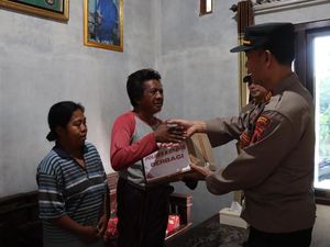 Haru Pengemis Korban Penganiayaan di Weleri Saat Terima Bantuan Polisi Haru Pengemis Korban Penganiayaan di Weleri Saat Terima Bantuan Polisi