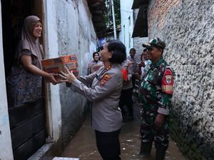 Polwan Terjun ke Lokasi Banjir Jakbar, Bagikan Sembako hingga Periksa Kesehatan